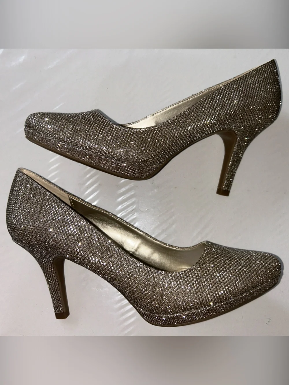 NWOB Bandolino Women's Glitter Pointed Heels in Gold